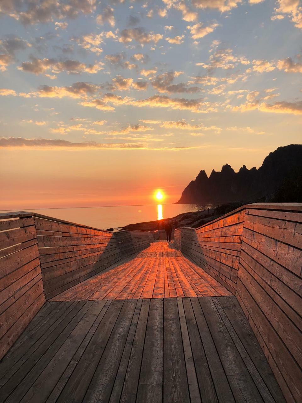 Tinebua Basecamp Senja Hostel Berg  Exterior photo